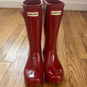 Kids like new red gloss Hunter boot